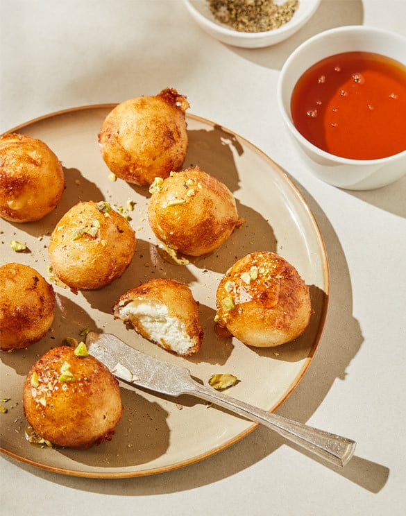 Friterte chèvreboller med honning og pepper