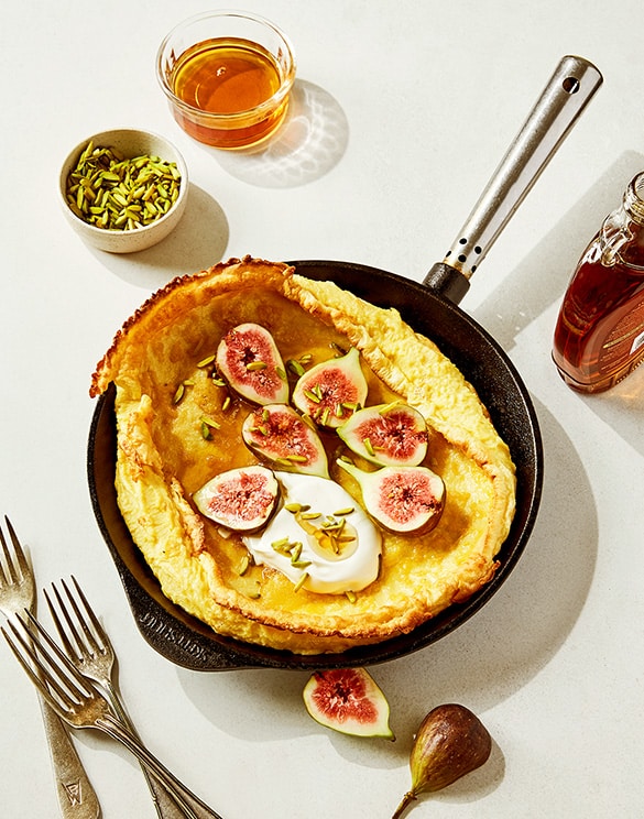 Dutch baby, pannekake bakt i ovn med lønnesirup
